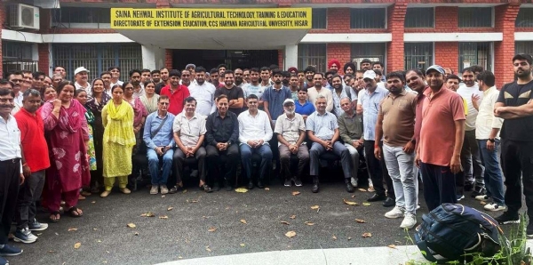 प्रशिक्षण के समापन अवसर पर वैज्ञानिकों के साथ प्रतिभागी।