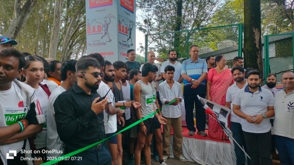 मंत्री गणेश जोशी मैराथन दौड़ का शुभारंभ करते।