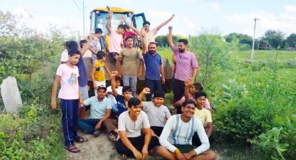 नारेबाजी करते लोग