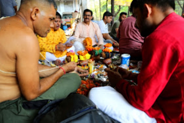 कुशवर्त घाट पर श्राद्ध करते श्रद्धालु