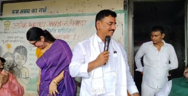 प्रेसवार्ता को सम्बोधित करते पूर्व विधायक