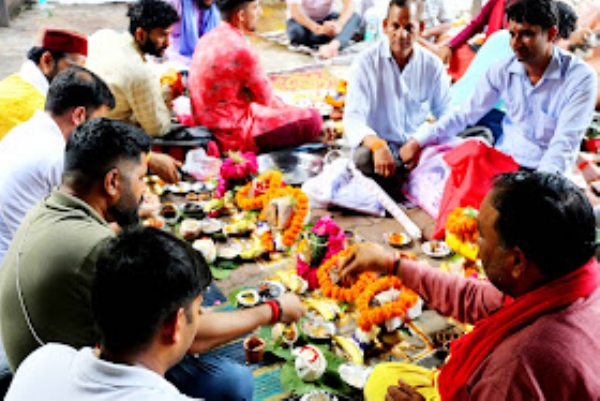 नारायणी शिला पर तर्पण करते श्रद्धालु