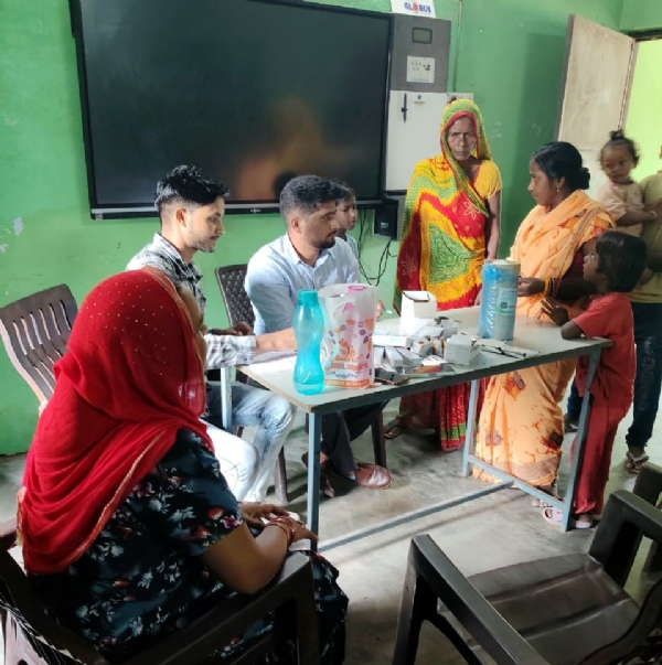 बाढ़ प्रभावित गांवों में मेडिकल यूनिट्स लोगों के स्वास्थ्य की जांच करते हुए
