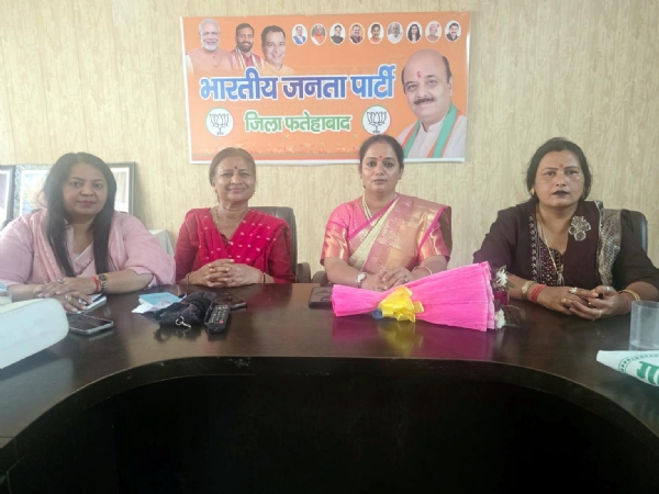 फतेहाबाद। बैठक को संबोधित करते भाजपा प्रदेश कार्यकारिणी सचिव डॉ. दिव्या सेठी।