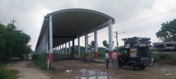 उचाना कलां अंडरपास पर लगा शैड।