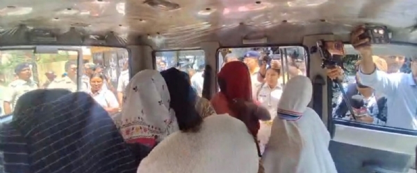 हिरासत में ली गई लड़कियां