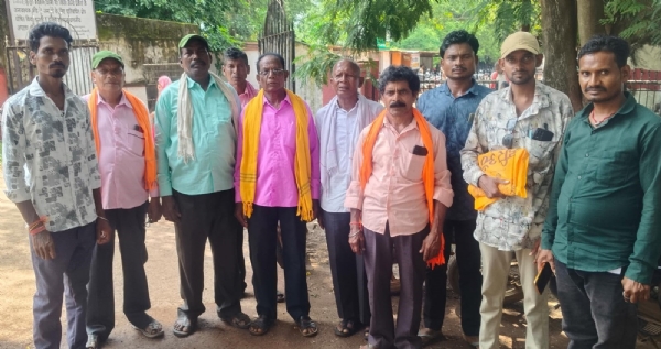 ग्राम भोयना को धमतरी तहसील में यथावत रखने की मांग लेकर कलेक्ट्रेट पहुंचे ग्रामीण।