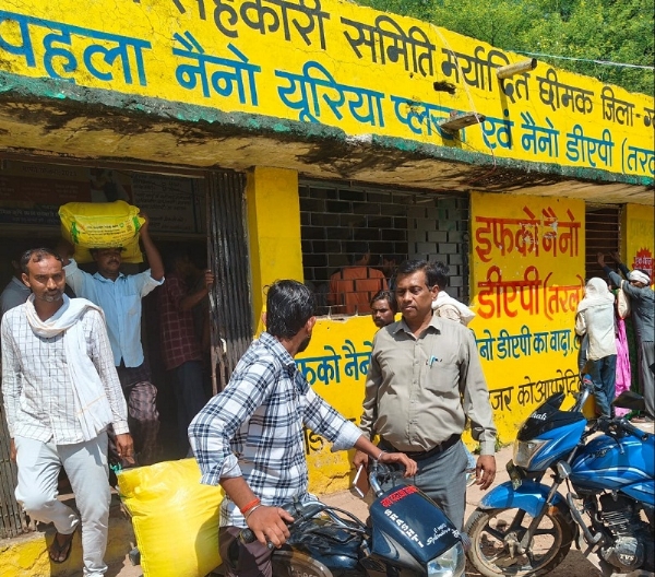 ग्वालियरः जिले में टोकन प्रणाली से कराया जा रहा है खाद वितरण