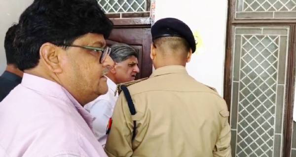 छापेमारी के दौरान सीएमओ