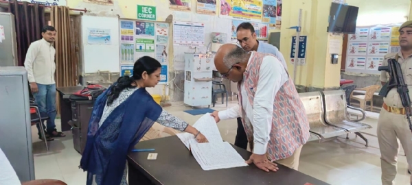 जिलाधिकारी ने नगरीय स्वास्थ्य केंद्र अनवरगंज का निरिक्षण के दौरान उपस्थिति रजिस्टर को चेक करते जिलाधिकारी