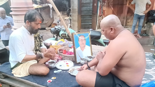 गंगा तट पर श्राद्ध करते श्रद्धालु