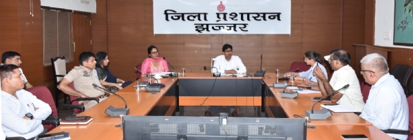 नवरात्र मेला बेरी की तैयारियों को लेकर अधिकारियों की बैठक में जरूरी निर्देश देते अतिरिक्त उपायुक्त जगनिवास।