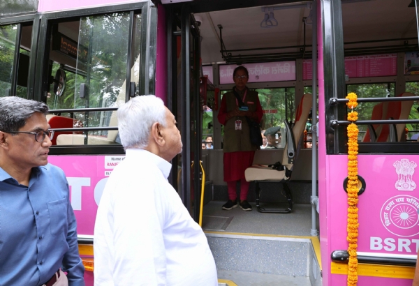 बसों का मुआयना करते मुख्यमंत्री नीतीश