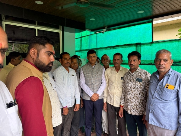 प्रतिनिधि मंडल को महापौर पुष्यमित्र भार्गव से उनके निवास पर चर्चा हेतु भेजा