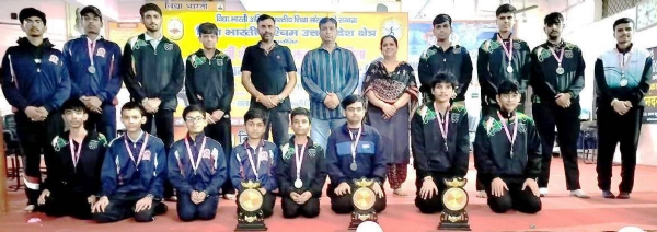 राइफल शूटिंग प्रतियोगिता के विजेता खिलाड़ी।