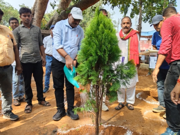 पौधारोपण करते रेल अधिकारी