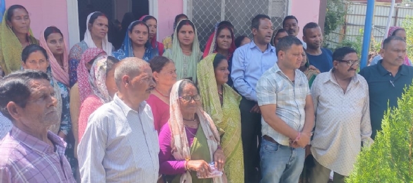 गौचर में प्रभावित परियोजना क्षेत्र में प्रदर्शन करते हुए।