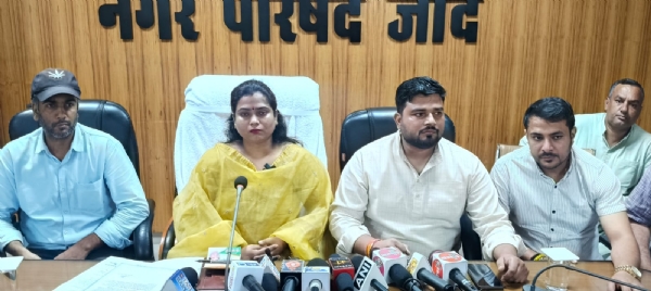 पत्रकारों से बातचीत करते हुए नप अध्यक्षा डा. अनुराधा सैनी।