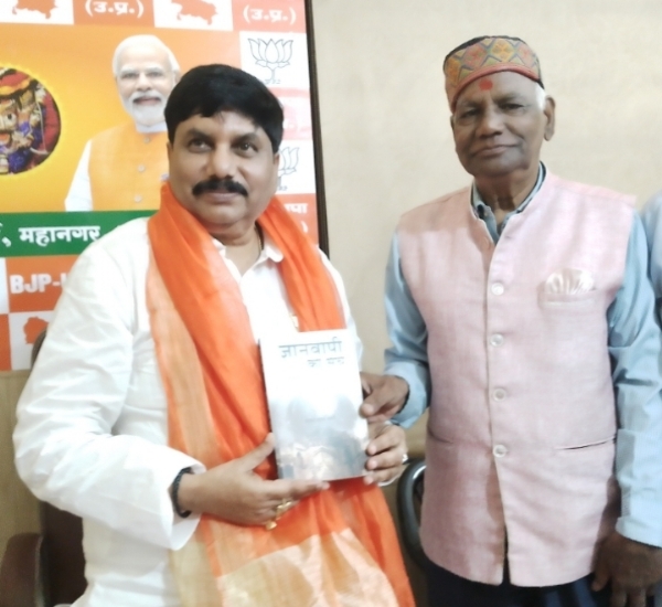 महानगर अध्यक्ष प्रदीप को पुस्तक भेंट करते डॉ सोहनलाल