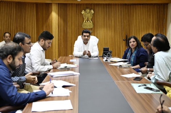 दिल्ली सचिवालय में  सोमवार को वरिष्ठ अधिकारियों के साथ उच्च स्तरीय बैठक  करते कला, संस्कृति एवं भाषा मंत्री कपिल मिश्रा