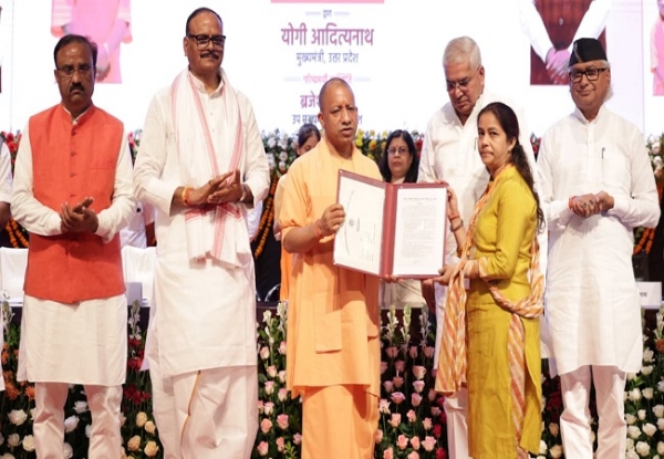 मुख्यमंत्री योगी ने बांटे नियुक्ति पत्र, साथ में उपमुख्यमंत्री ब्रजेश पाठक