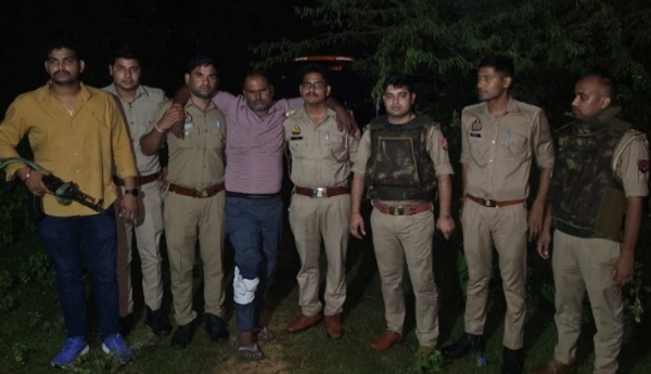 घायल हिस्ट्रीशीटर जंगी को उपचार को लेकर जाती पुलिस