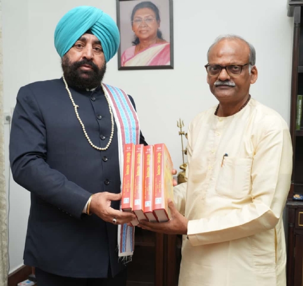 सोमवार को राजभवन में राज्यपाल लेफ्टिनेंट जनरल गुरमीत सिंह (से.नि.) से शिष्टाचार भेंट करते कुलपति प्रो. दिनेश चंद्र शास्त्री