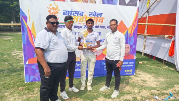 मैन ऑफ द मैच का पुरस्कार लेते खिलाड़ी शिवम