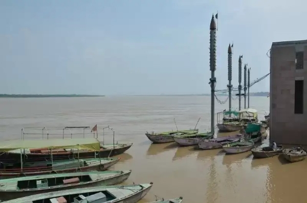 गंगा में बाढ़ का दृष्य