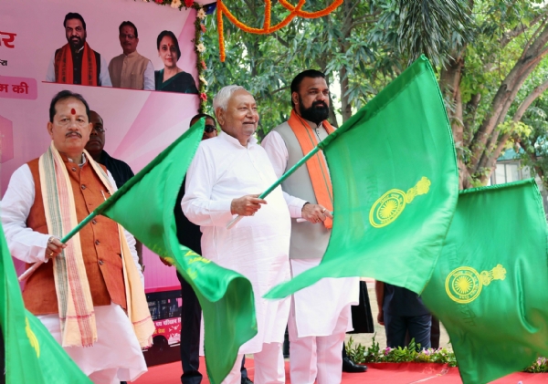 महिलाओं के लिए 80 पिंक बसों को हरी झंडी दिखाकर रवाना करते मुख्यमंत्री नीतीश
