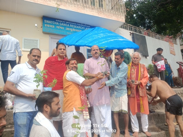 पूर्वजों की स्मृति में तुलसी घाट पर पौधा वितरण करते सामाजिक संस्था के लोग