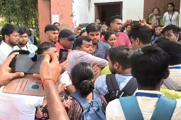 गौड़बंग विश्वविद्यालय में प्रवेश शुल्क वृद्धि पर बवाल