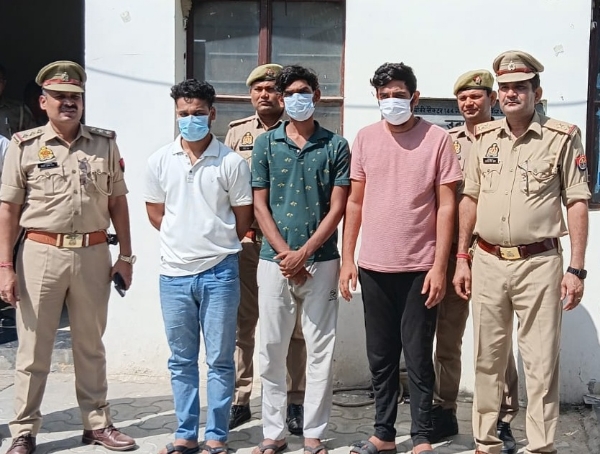 चार धाम यात्रा का पैकेज बुक कराने के नाम पर ट्रैवल एजेंट को बुलाकर उससे नगदी और कीमती सामान चोरी करने वाले तीन गिरफ्तार