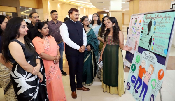 कार्यक्रम में प्रदर्शनी का अवलोकन करते मुख्यातिथि कुलपति प्रो. नरसी राम बिश्नोई।