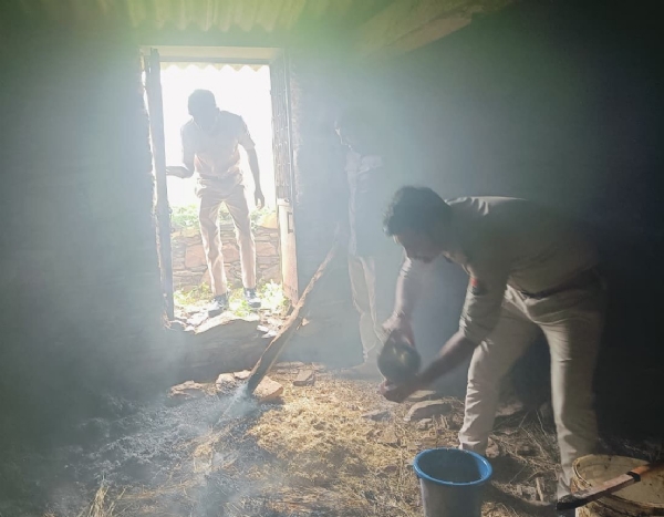 आगजनी को बुझाती हुई पुलिस।