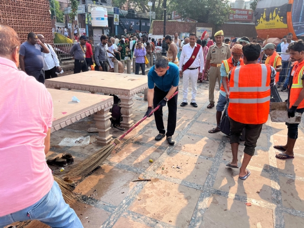 स्वच्छता अभियान में जिलाधिकारी