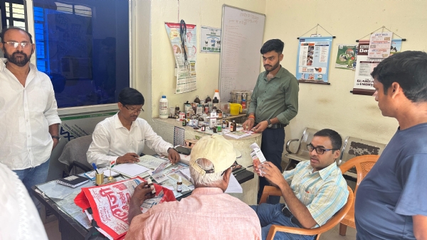 पशु चिकित्सालय का औचक निरीक्षण करते चिकित्सक