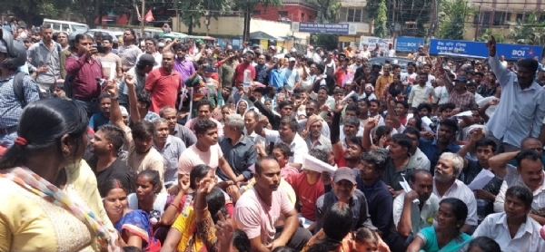 शराब करते निगम के कर्मचारी