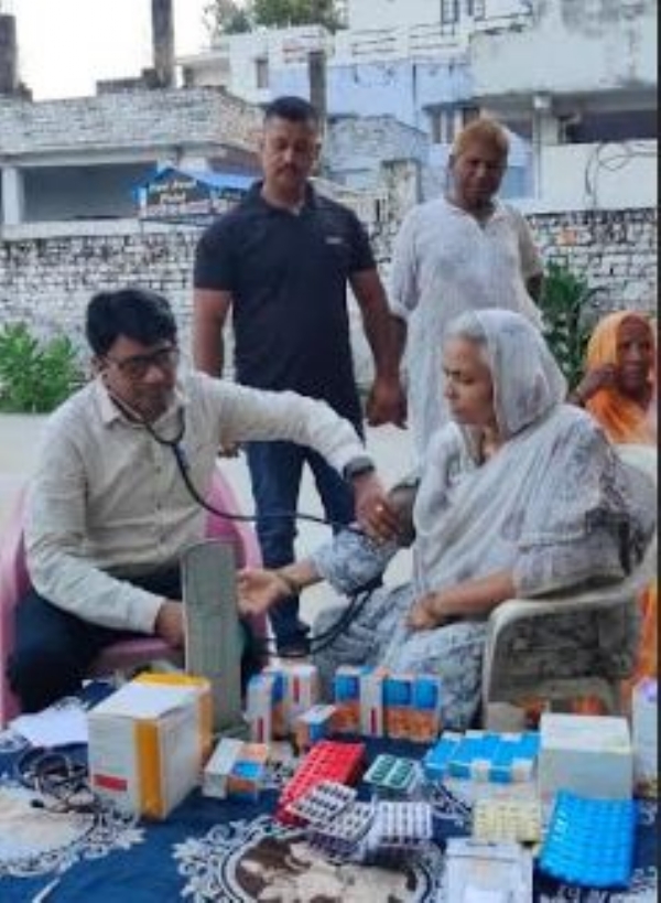 चिकि​त्सा शिविर में मरीज को देखते डाक्टर