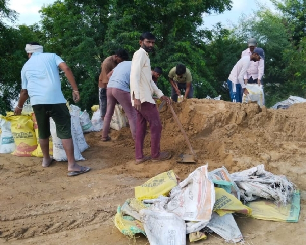 घग्गर के तटबंधों को मजबूत करते ग्रामीण।