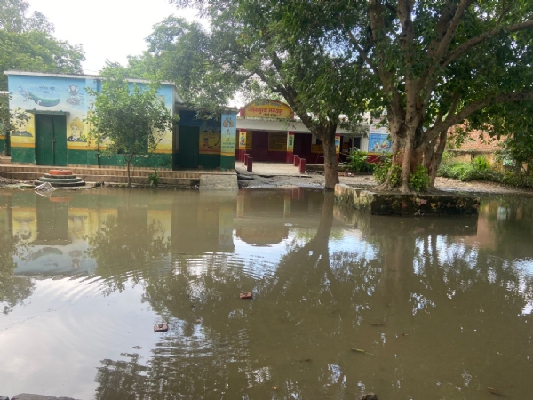 बाढ़ के पानी से भरा विद्यालय परिसर