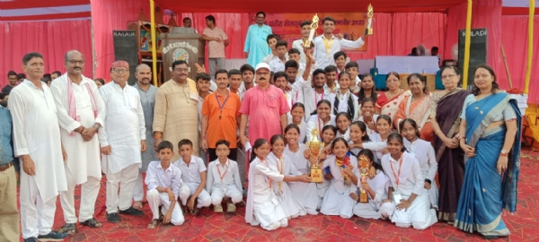 अररिया फोटो:फारबिसगंज विद्या मंदिर चैंपियन टीम के सदस्य के साथ अतिथि