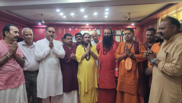 रविंद्रपुरी से मिलते परशुराम अखाड़ा  के पदाधिकारी