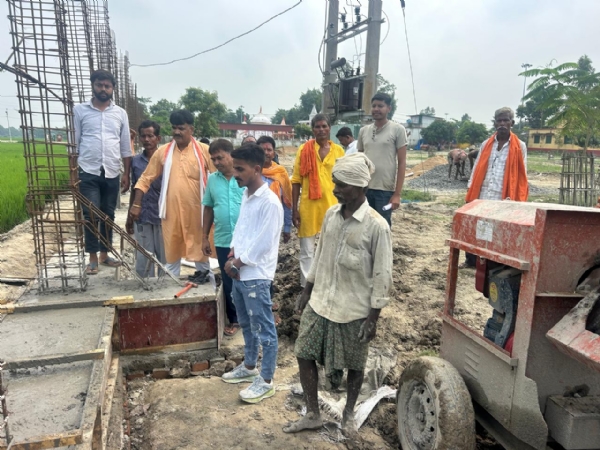 निर्माण कार्य का जायजा लेते हुए समिति के सदस्य