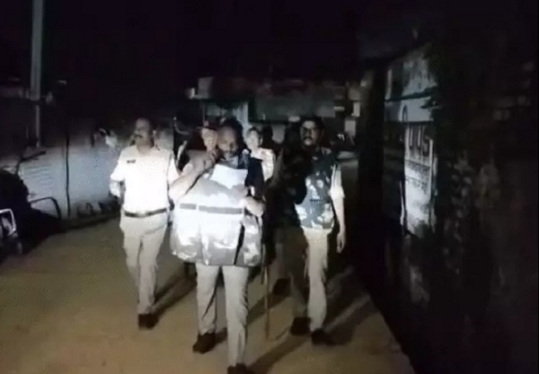 ग्राम बिरोदा में पथराव की घटना के बाद स्थिति पर नियंत्रण करते हुए पुलिस