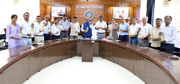 कुलपति प्रो. बीआर कम्बोज फ्रूट फ्लाई ट्रैप को लॉच करते हुए।