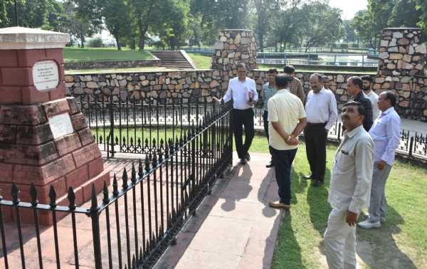 पानीपत में काला आम का निरीक्षण करते महाराष्ट्र सरकार के पर्यटन विभाग के प्रबंध निदेशक निलेश घटने