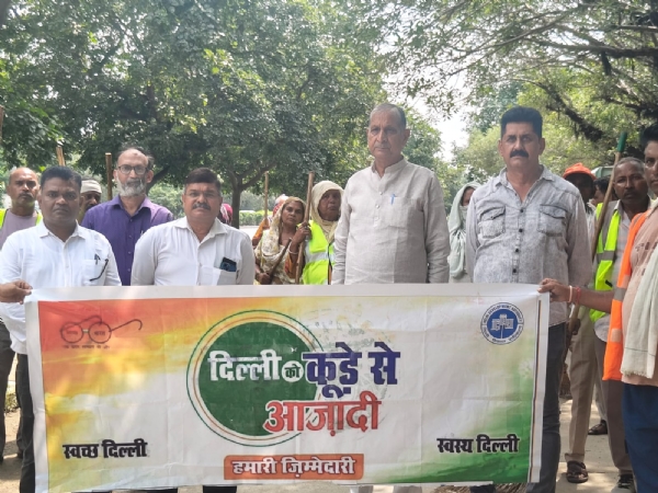 उपमहापौर जय भगवान यादव स्वच्छता अभियान में भाग लिए।