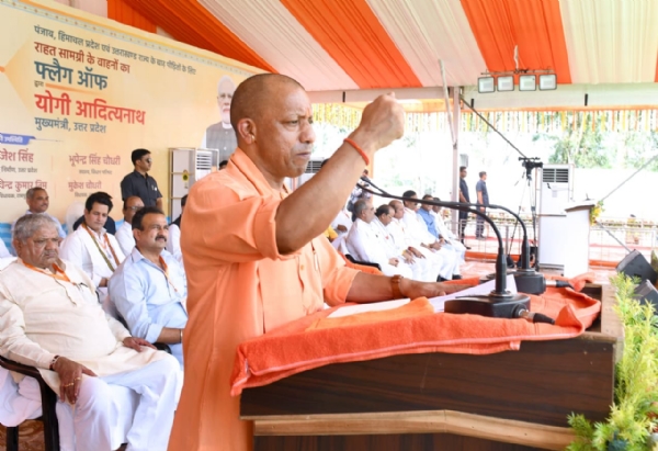 सीएम योगी मंच से बाेलते हुए