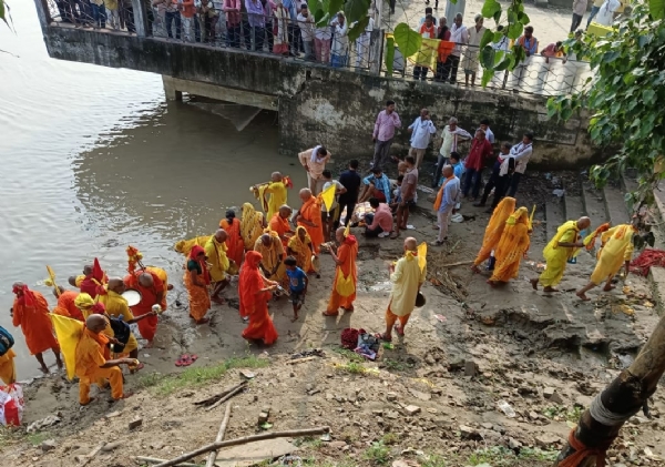 रामगया घाट पर पितृपक्ष श्राद्धकर्म करते श्रद्धालु